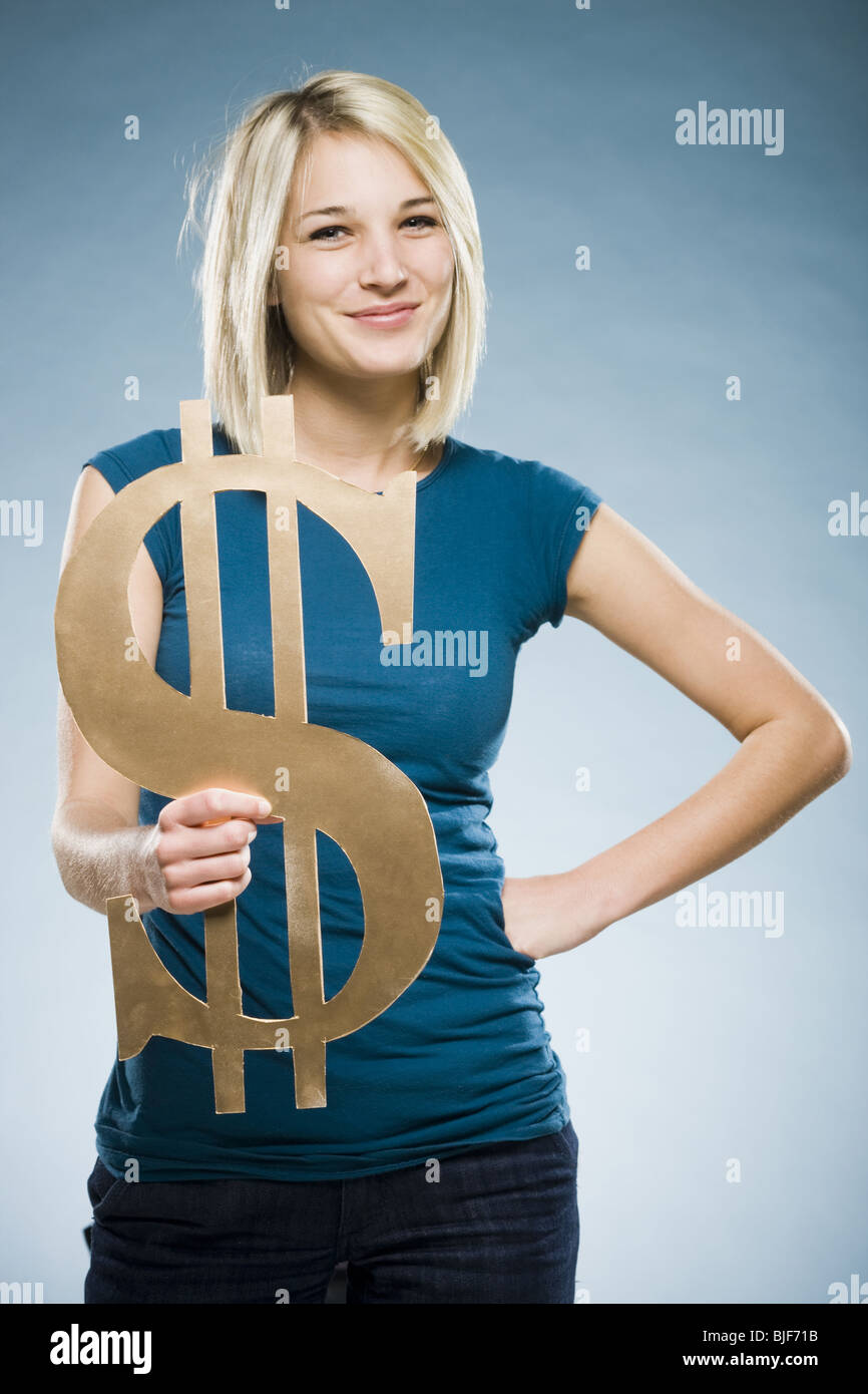 Woman holding up un symbole dollar Banque D'Images