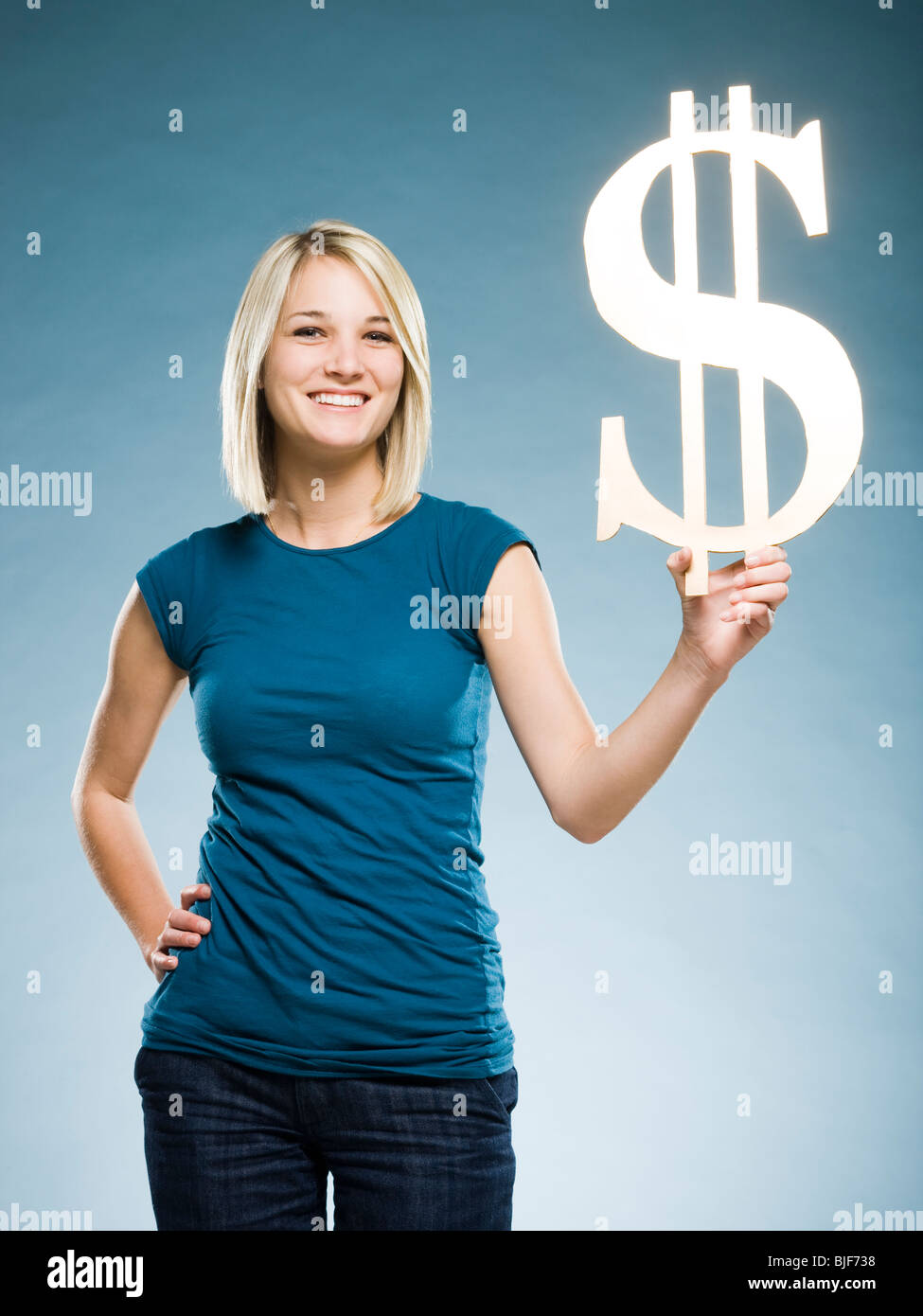 Woman holding up un symbole dollar Banque D'Images