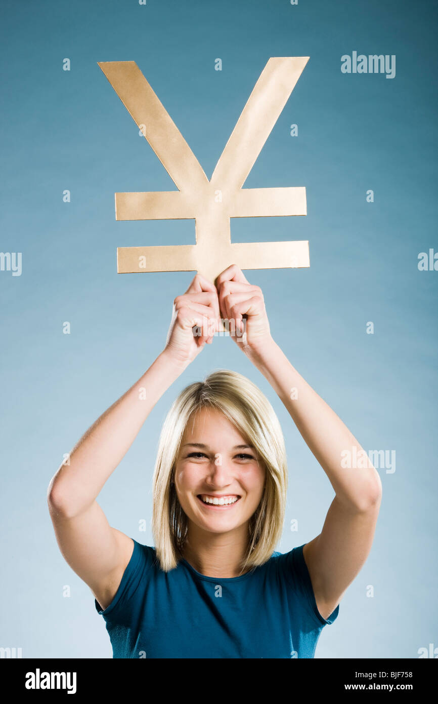 Femme tenant une yen symbol Banque D'Images