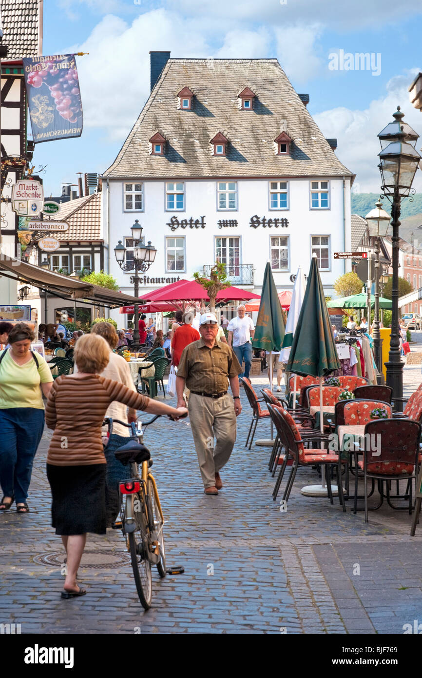 Allemagne - Ahrweiler vieille ville avec des clients dans la place du marché animée Banque D'Images