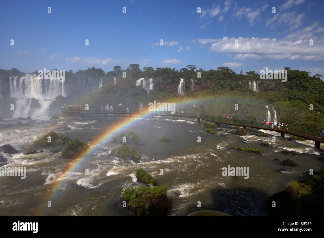 L'eau s'écoule plus d'Iguazu avec les touristes en promenade et rainbow Iguaçu côté brésilien parc national, l'État de Parana, Brésil Banque D'Images