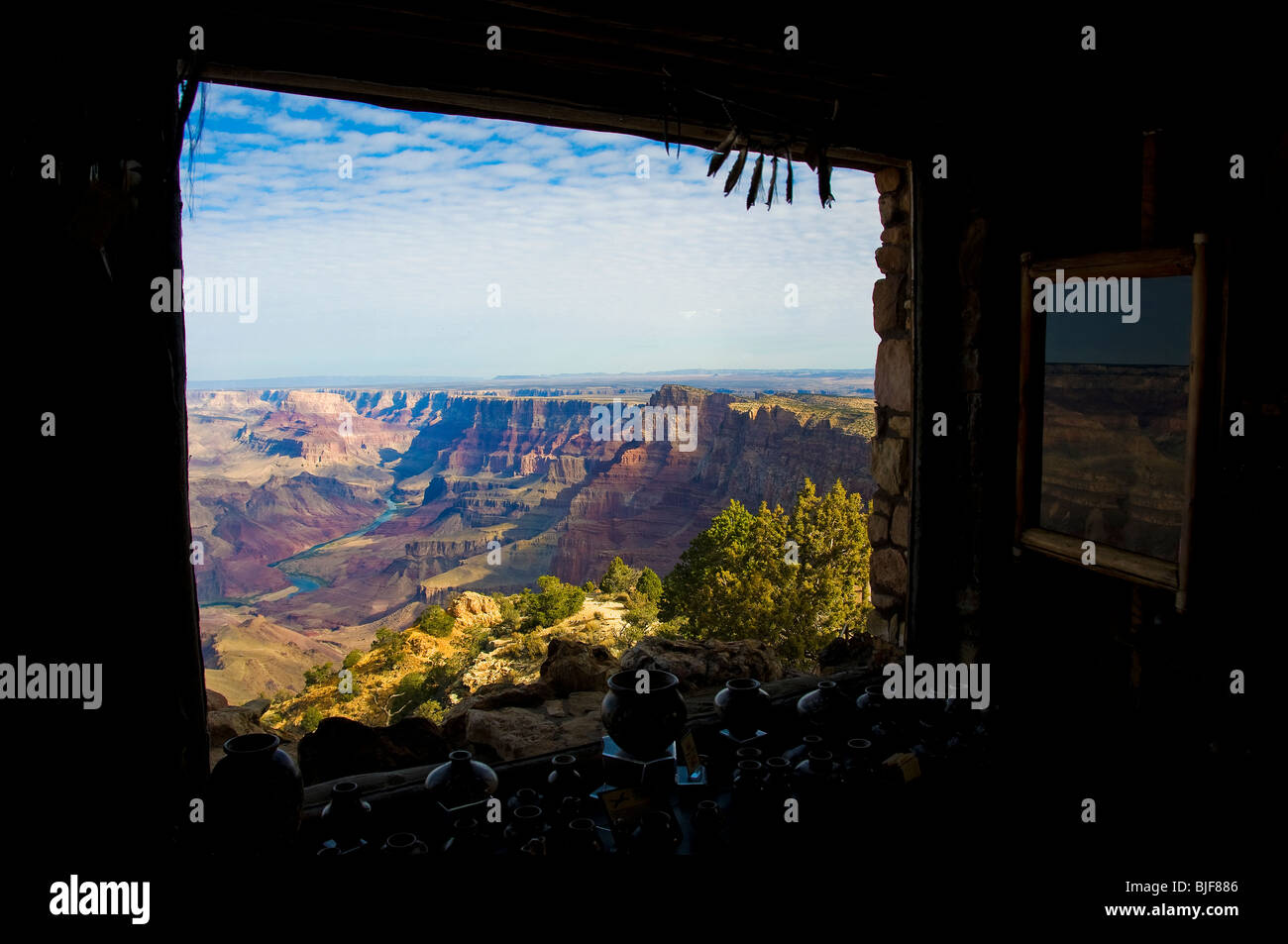 Fenêtre à l'intérieur de Desert View Watchtower à Grand Canyon National Park Arizona Banque D'Images