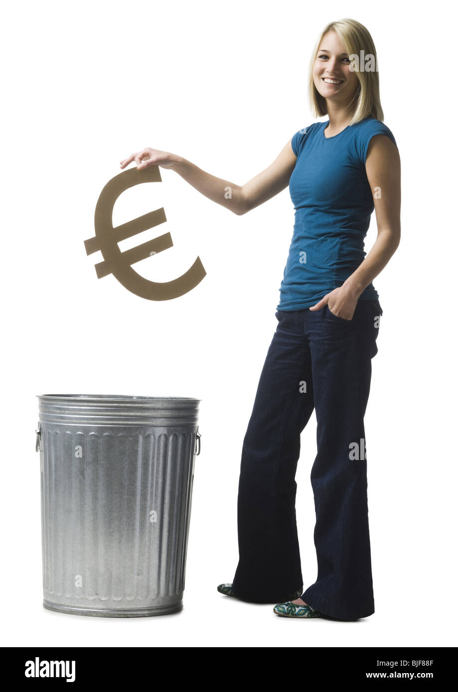 Woman throwing symbole euro dans la corbeille Banque D'Images