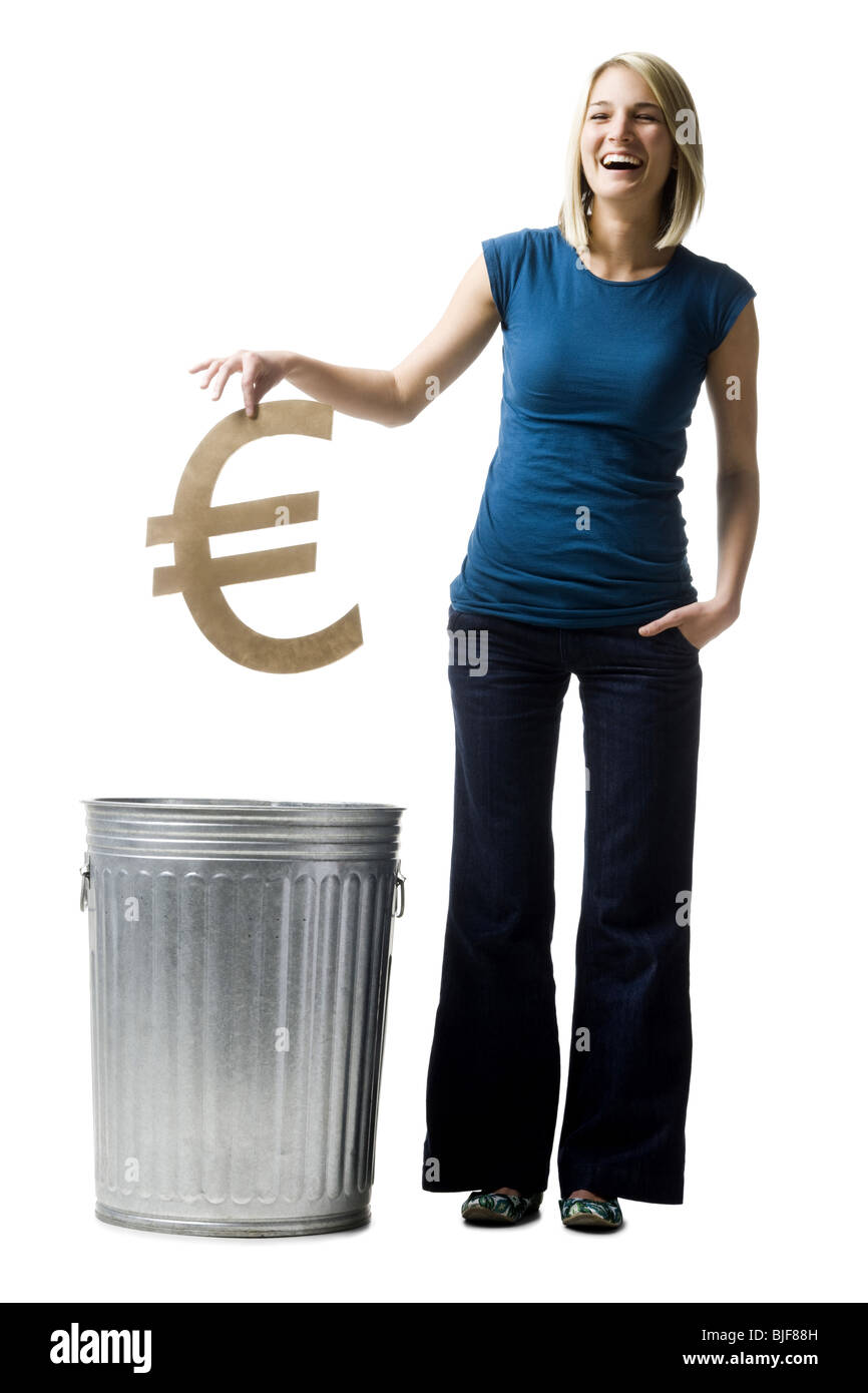 Woman throwing symbole euro dans la corbeille Banque D'Images