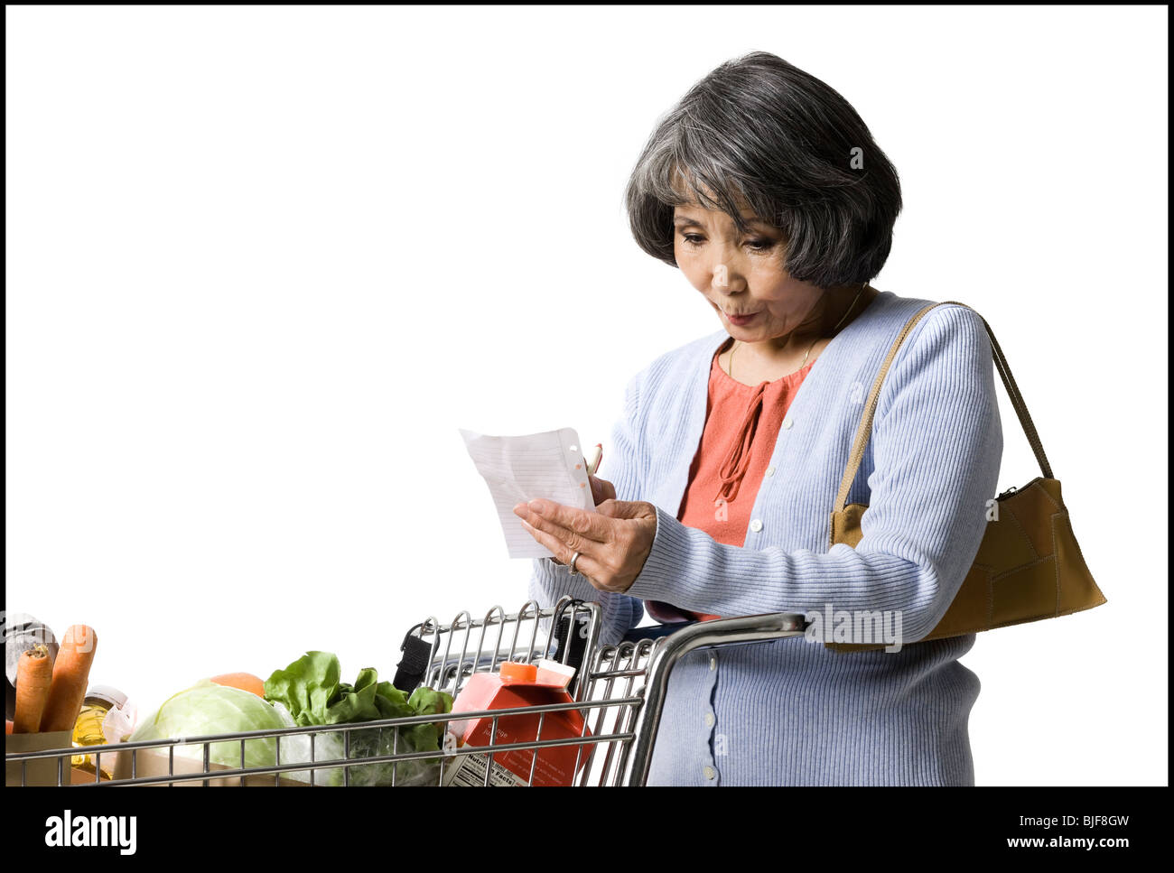 Femme regardant une liste d'achats Banque D'Images