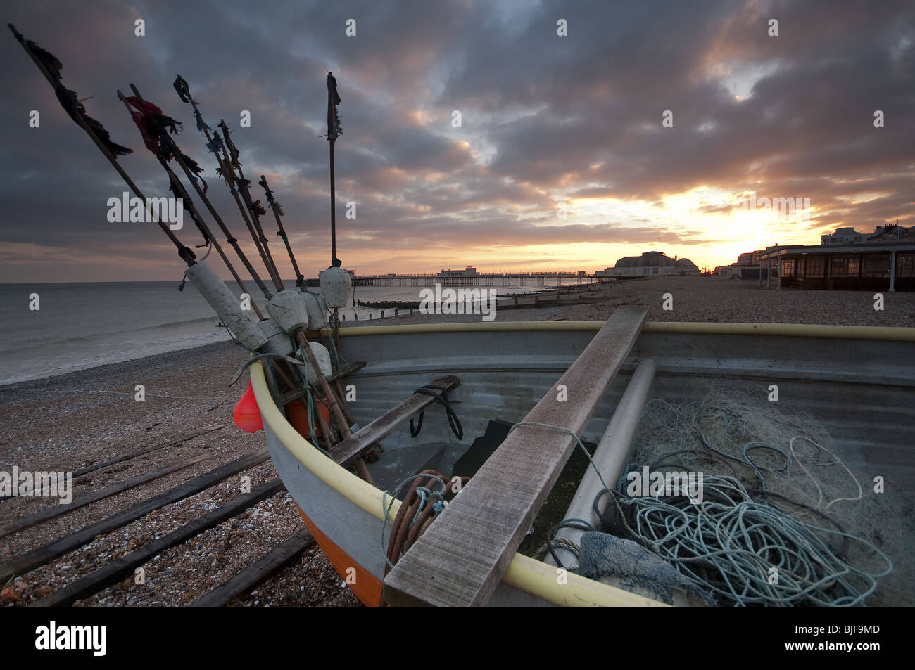 Un bateau de pêche sur la mer de Worthing au coucher du soleil. Banque D'Images