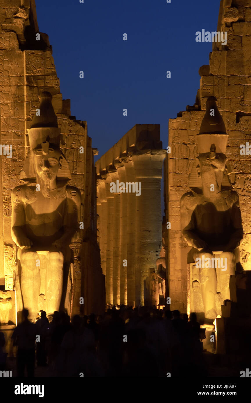 Temple de Louxor. Vue de nuit sur les colosses de Ramsès II dans le premier pylône du temple. L'Égypte. Banque D'Images