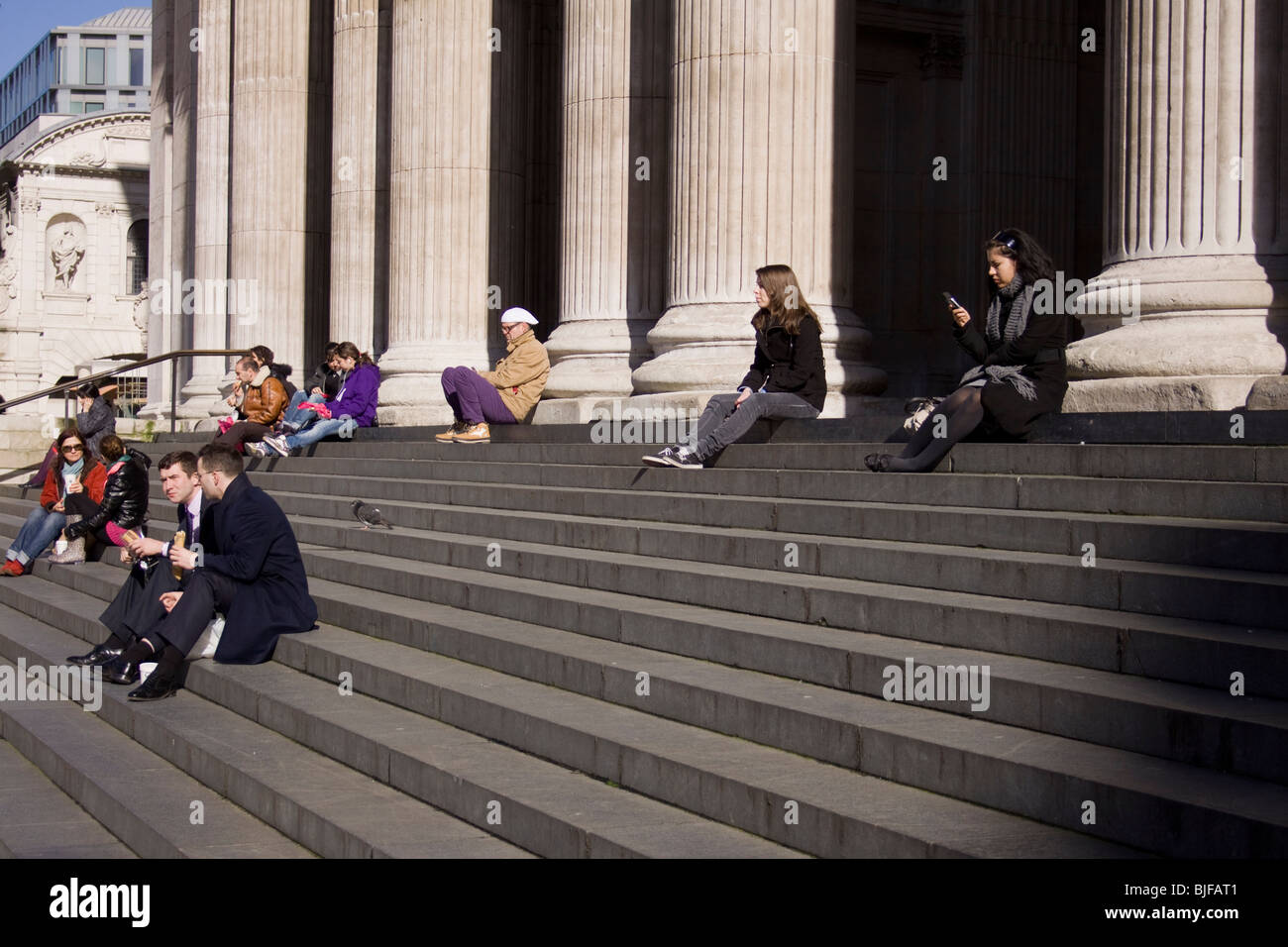 Les touristes s'asseoir sur les marches à l'extérieur de la Cathédrale St Paul, à Londres Banque D'Images
