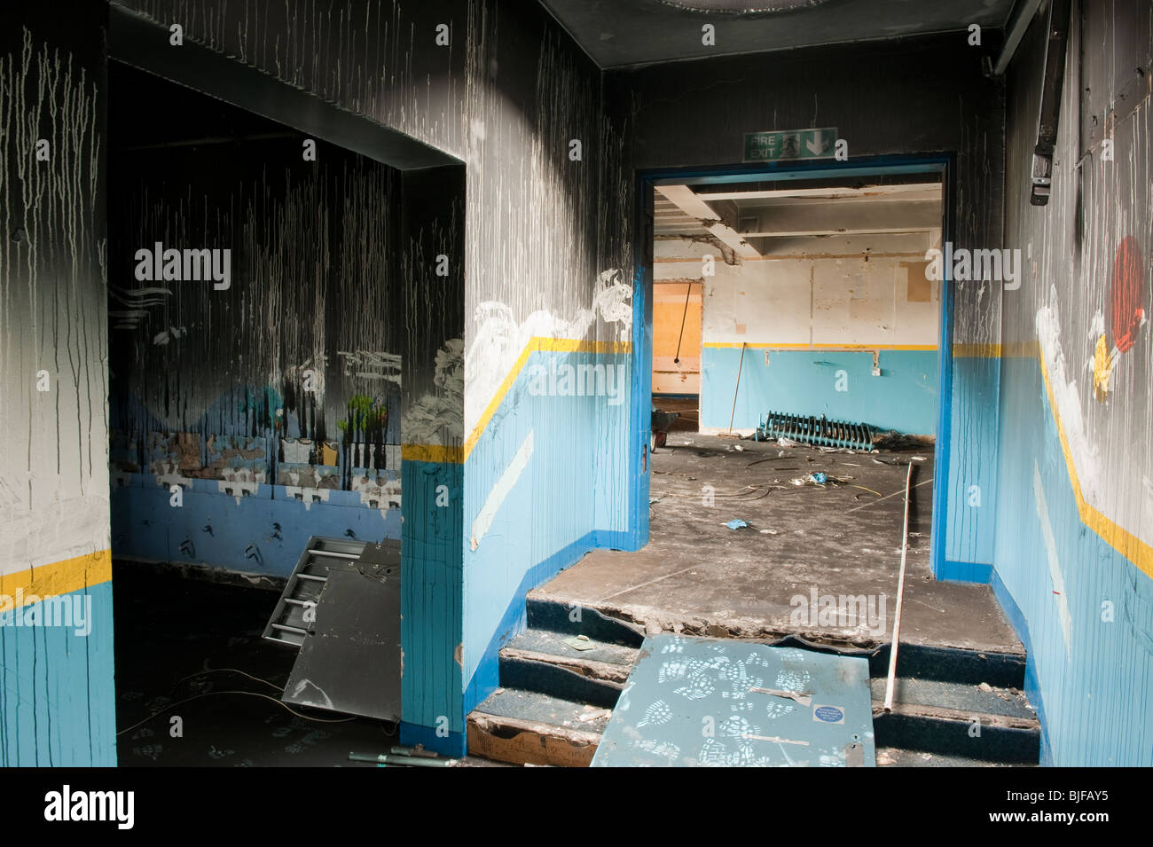 Couloir d'école avec des dégâts de fumée après incendie criminel Banque D'Images