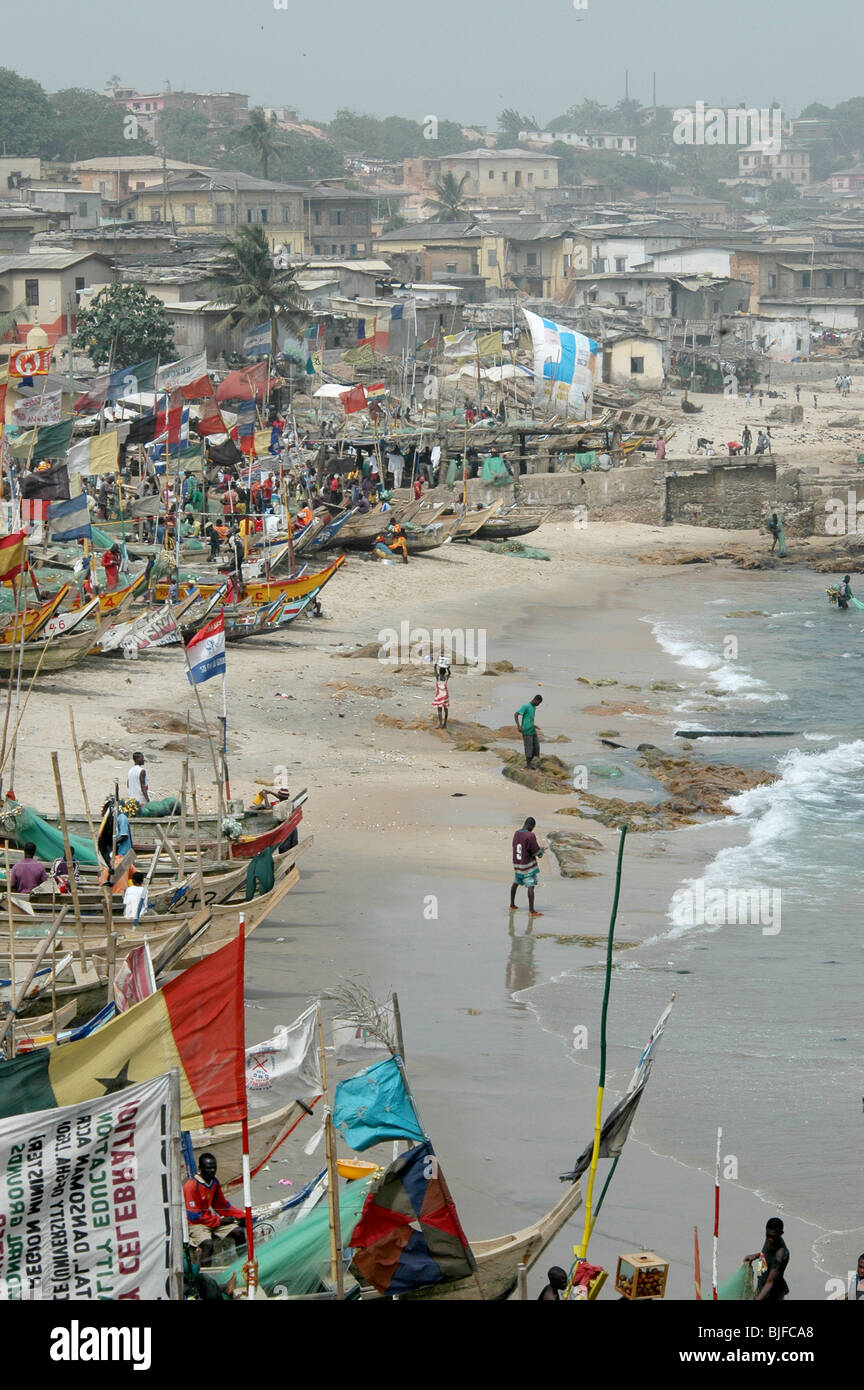 Village de pêcheurs le long de la cape coast. Le Ghana, l'Afrique de l'Ouest, l'Afrique Banque D'Images