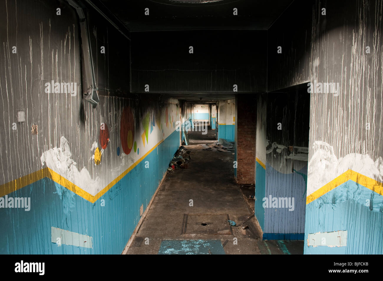 Couloir d'école avec des dégâts de fumée après incendie criminel Banque D'Images