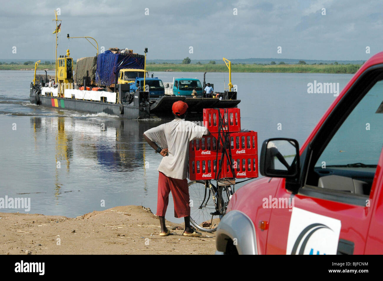 Les gens attendent pour le ferry pour traverser le Zambèze. Caia, Zambèze, au Mozambique, l'Afrique Banque D'Images