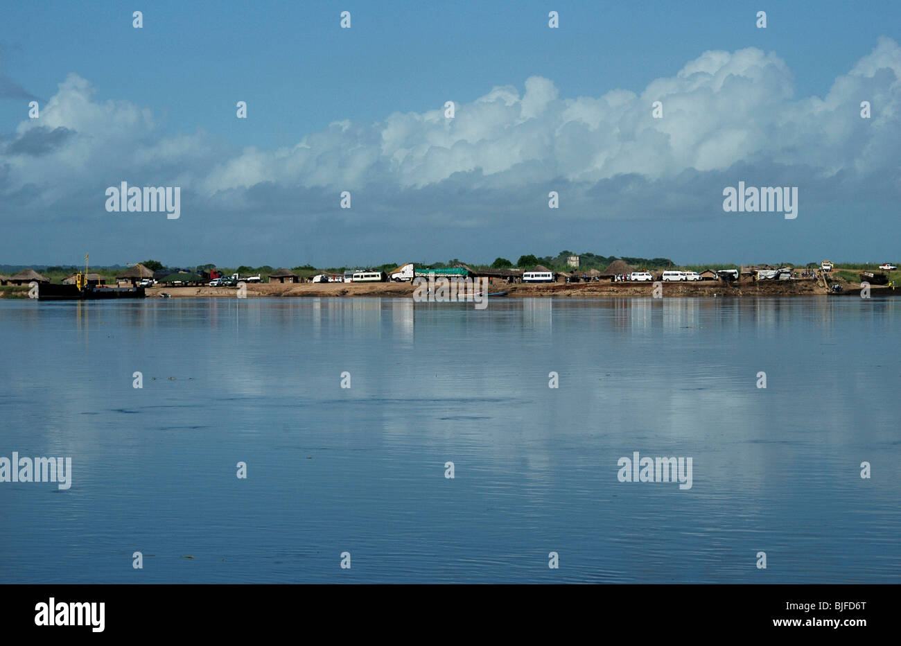 Le puissant fleuve Zambèze au croisement à l'AICA. Caia, passage de la rivière Zambèze, au Mozambique, l'Afrique. Banque D'Images