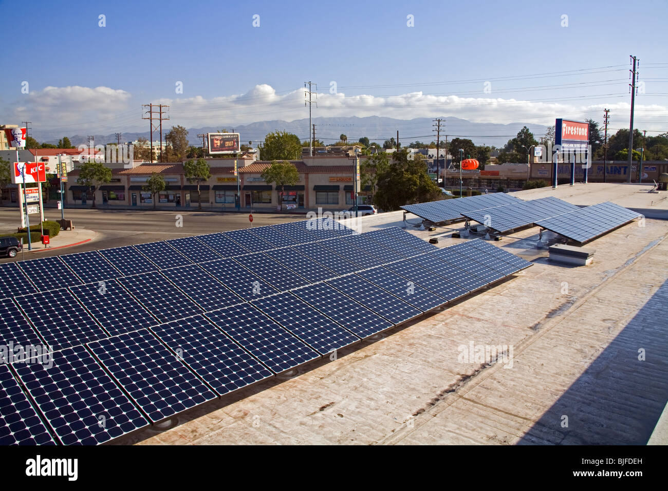 La batterie solaire sur la toiture du Magasin de Firestone, North Hollywood,  Los Angeles, Californie, USA Photo Stock - Alamy