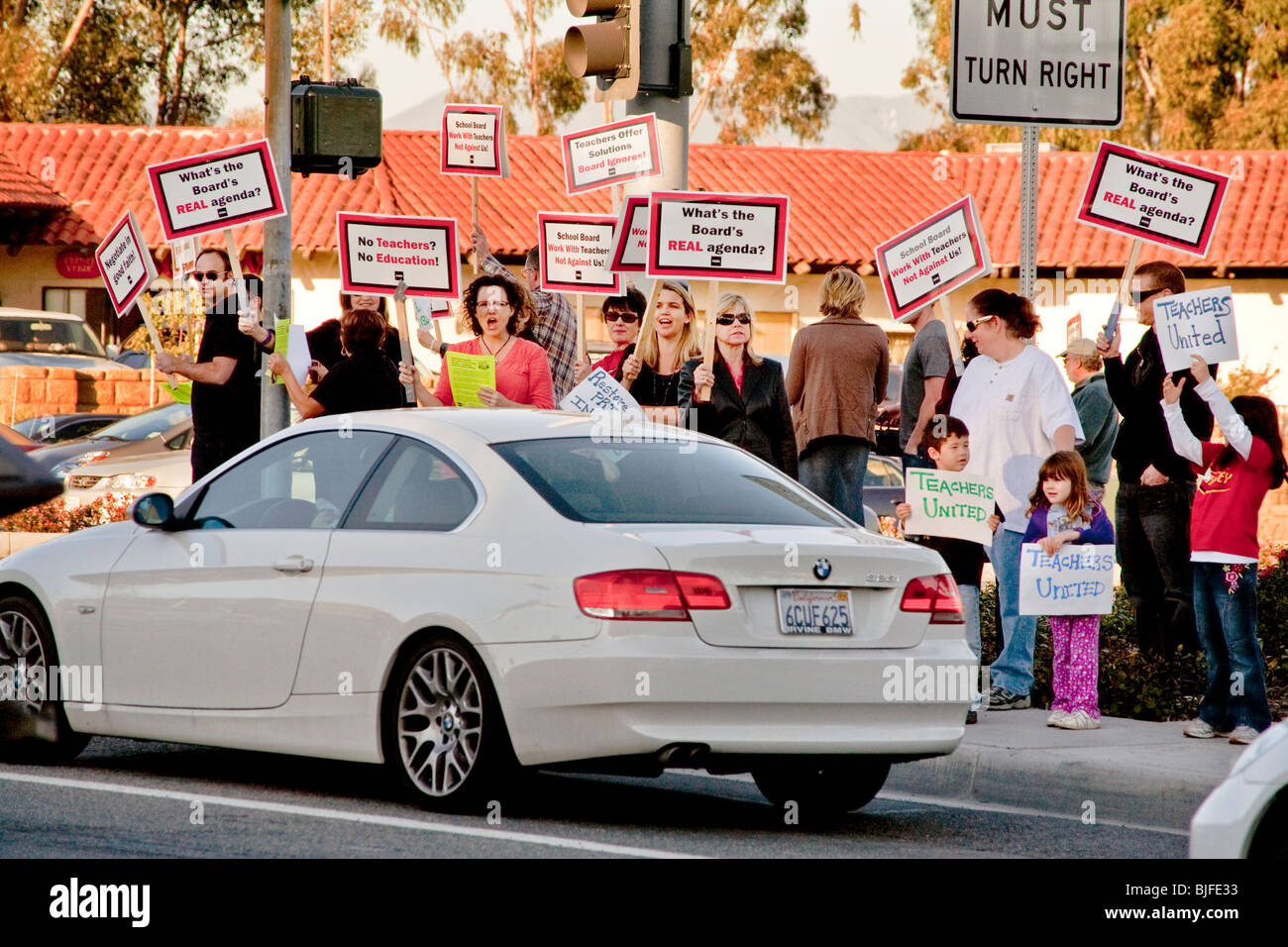 Menacée d'une grande baisse de salaire par le conseil scolaire de la ville, les enseignants, l'angle d'une rue à l'heure de pointe de piquetage les navetteurs de CA. Banque D'Images