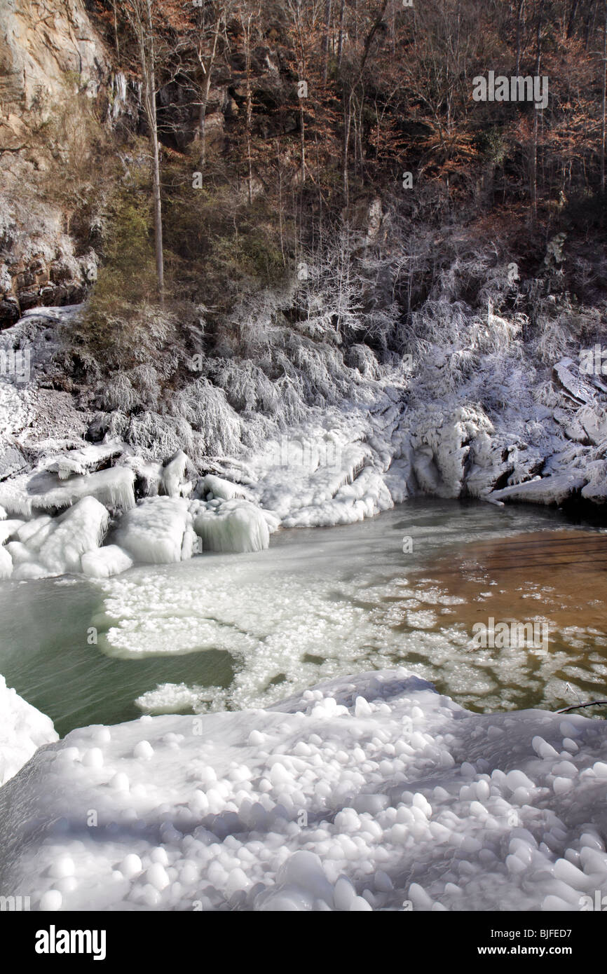 Un étang gelé au bas de chutes de Toccoa (nord de la Géorgie) en hiver. Banque D'Images