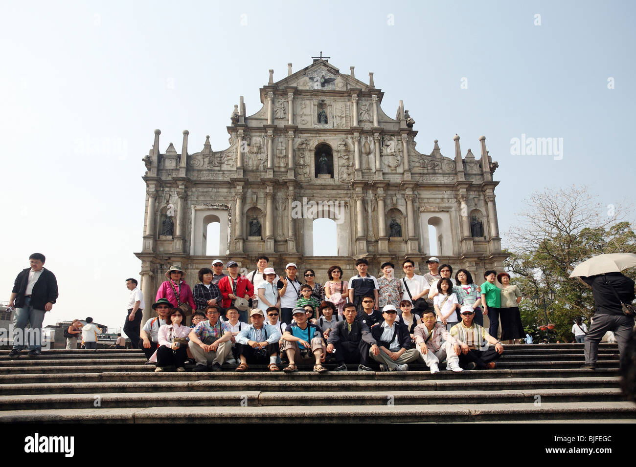 Groupe de touristes devant les ruines de l'église Saint Paul, Macao, Chine Banque D'Images