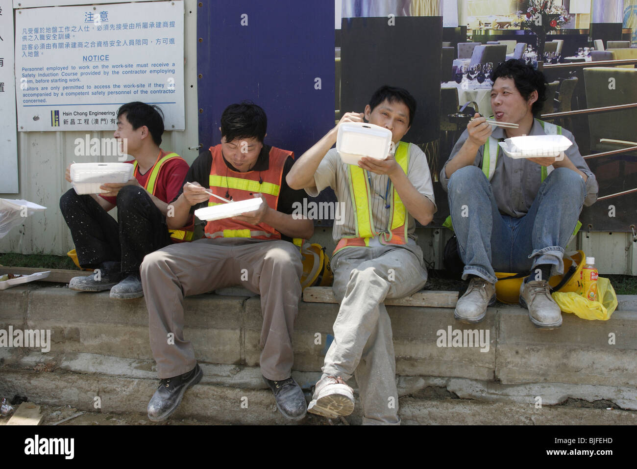 Les travailleurs de la construction au cours de leur pause, Macao, Chine Banque D'Images