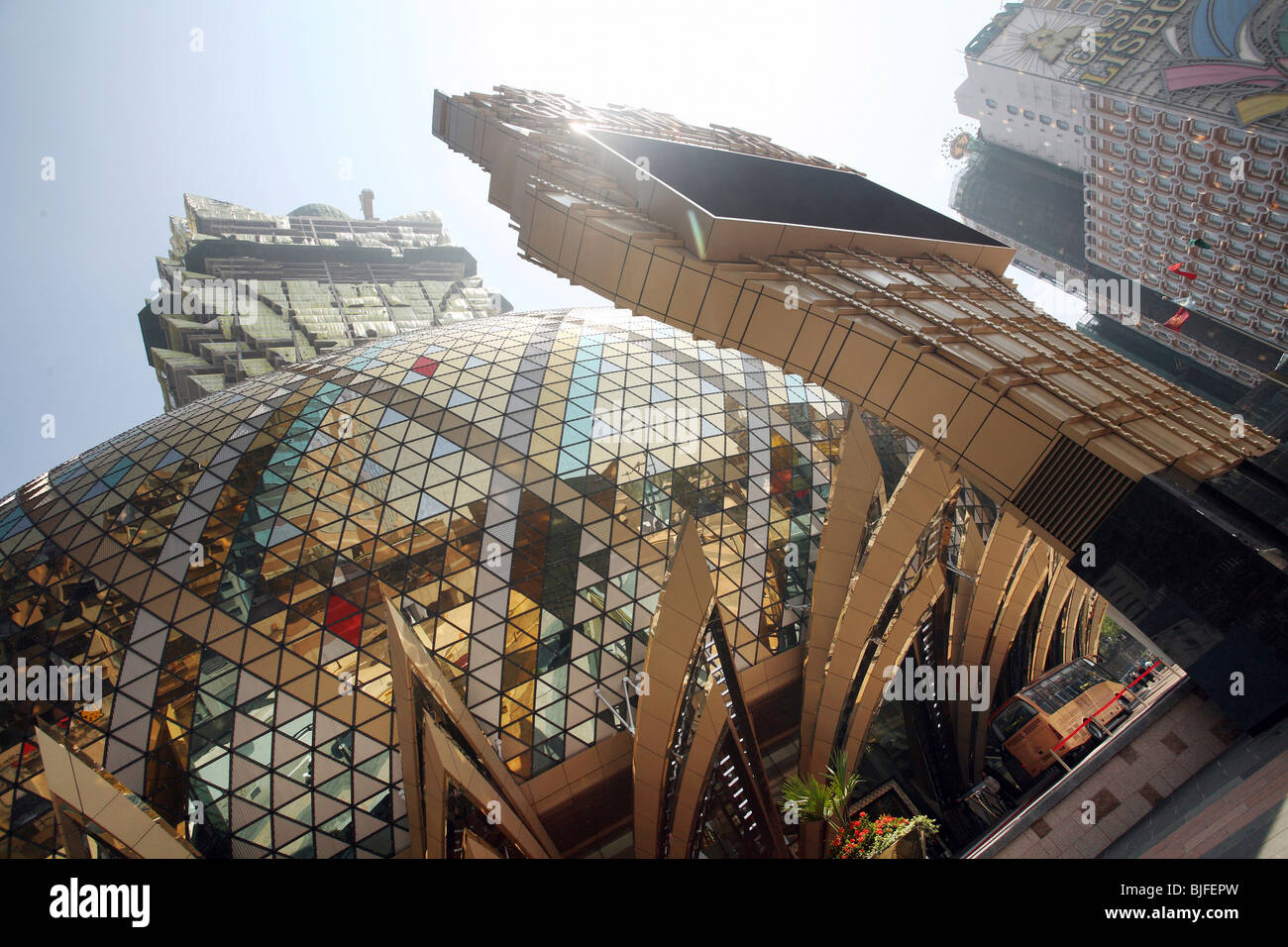 Le Grand Lisboa Hotel and Casino à partir d'une perspective inhabituelle, Macao, Chine Banque D'Images