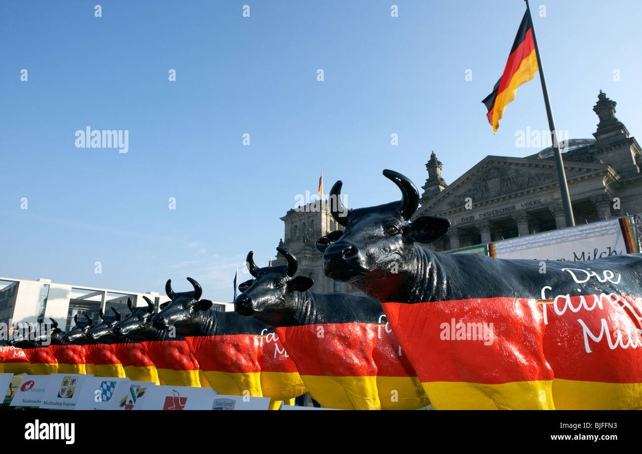 Les modèles de vie-vaches taille placée par le European Milk Board devant le Reichstag, Berlin, Allemagne Banque D'Images