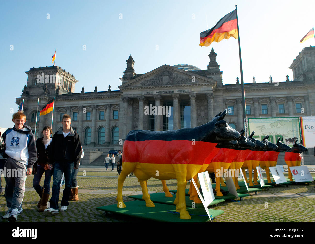 Les modèles de vie-vaches taille placée par le European Milk Board devant le Reichstag, Berlin, Allemagne Banque D'Images