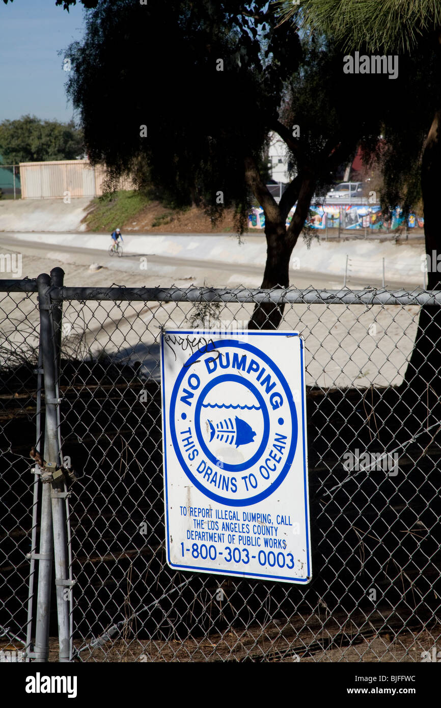 Il n'y a pas de dumping en signe de l'océan, le ruisseau Ballona, Culver City, Los Angeles, Californie, USA Banque D'Images