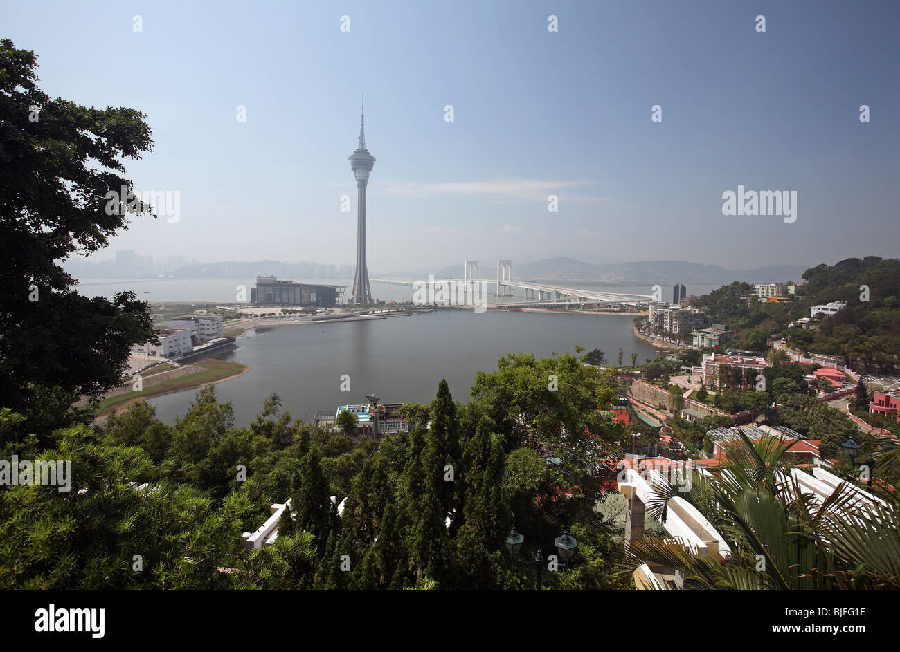 Paysage urbain de Macao à tour de télévision et le Sai Van Bridge, Chine Banque D'Images