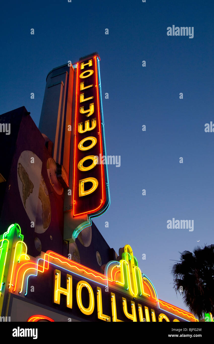 Cinéma Hollywood en néon dans la nuit Banque D'Images