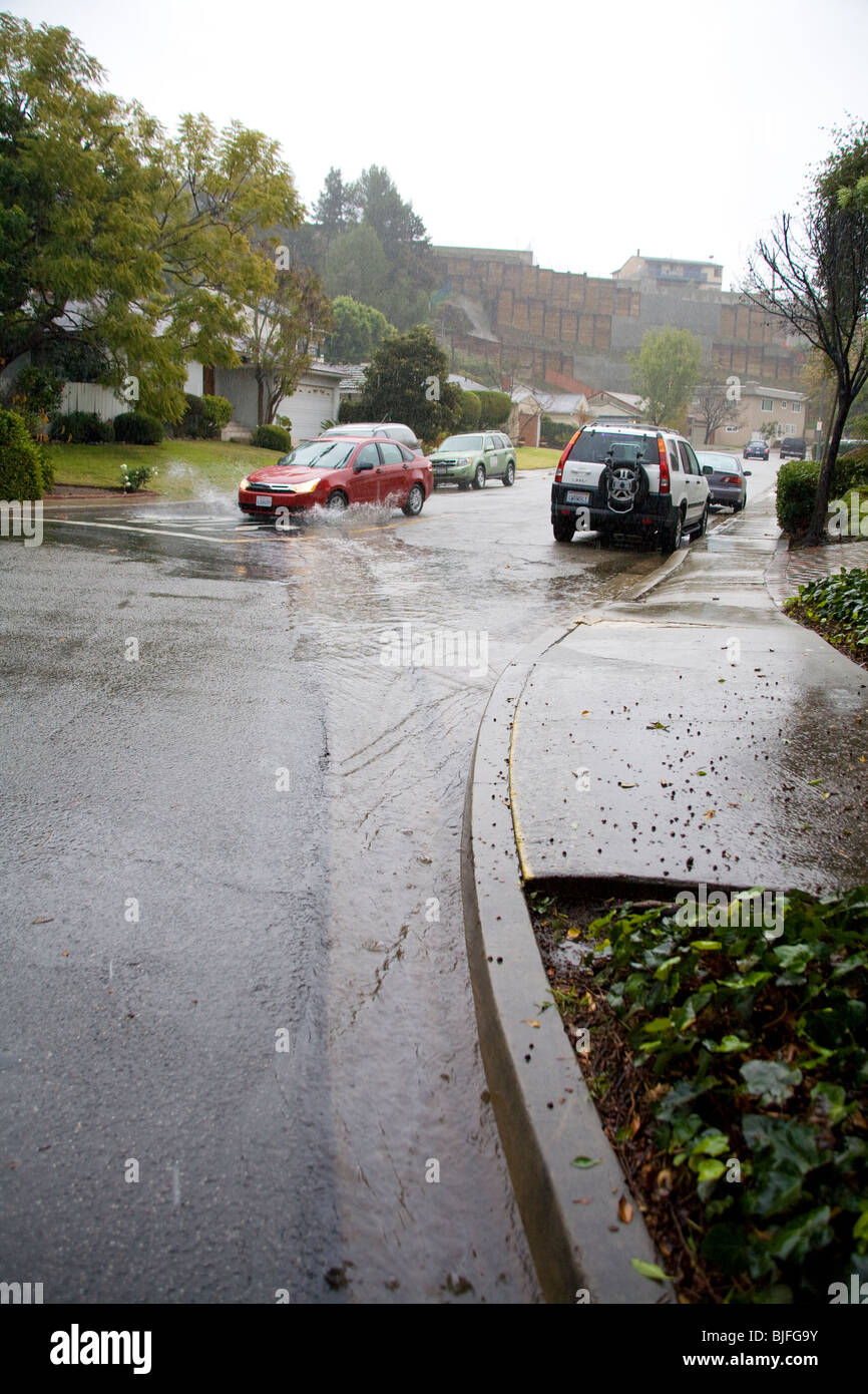 De fortes pluies dans les rues d'écoulement dans les caniveaux de la rue et d'eaux pluviales, Culver City, Los Angeles, Californie, USA Banque D'Images