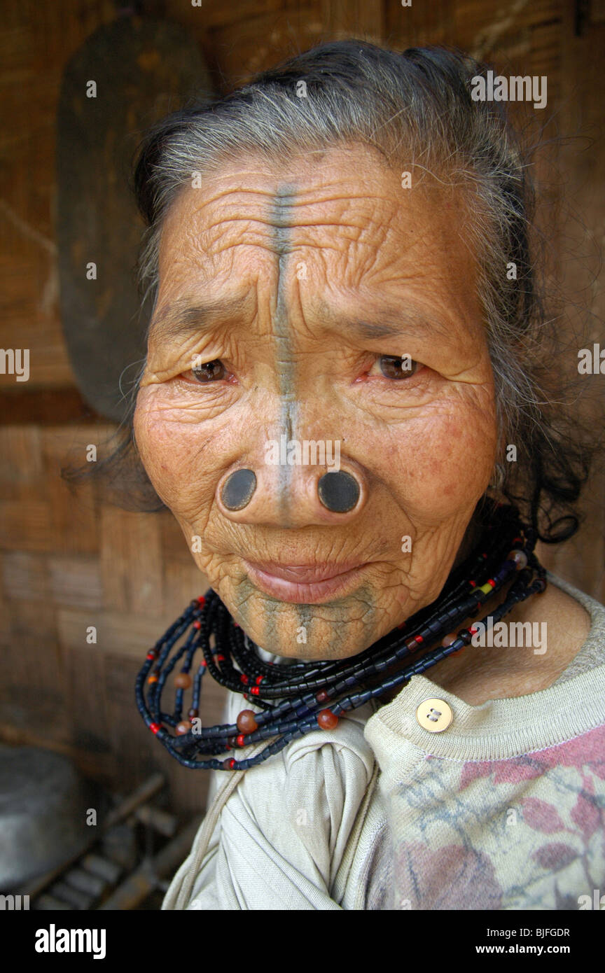 Vieille Femme Apatani de tatouages ARUNACHAL Banque D'Images