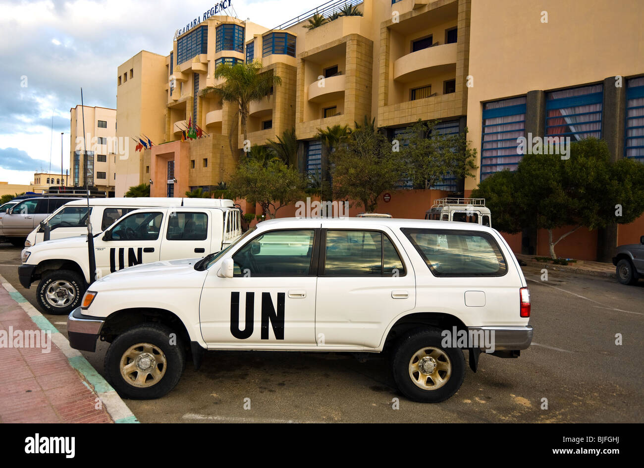 Au Sahara Occidental, Dakhla. Les véhicules de l'ONU, Sahara Regency. Banque D'Images