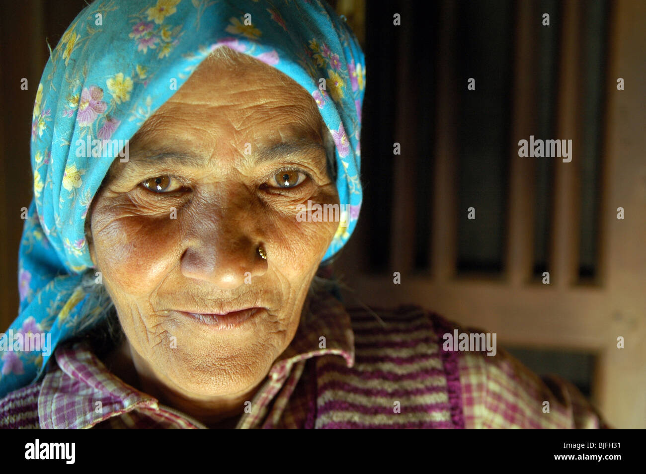 Vieille Femme avec l'air sévère hill Banque D'Images