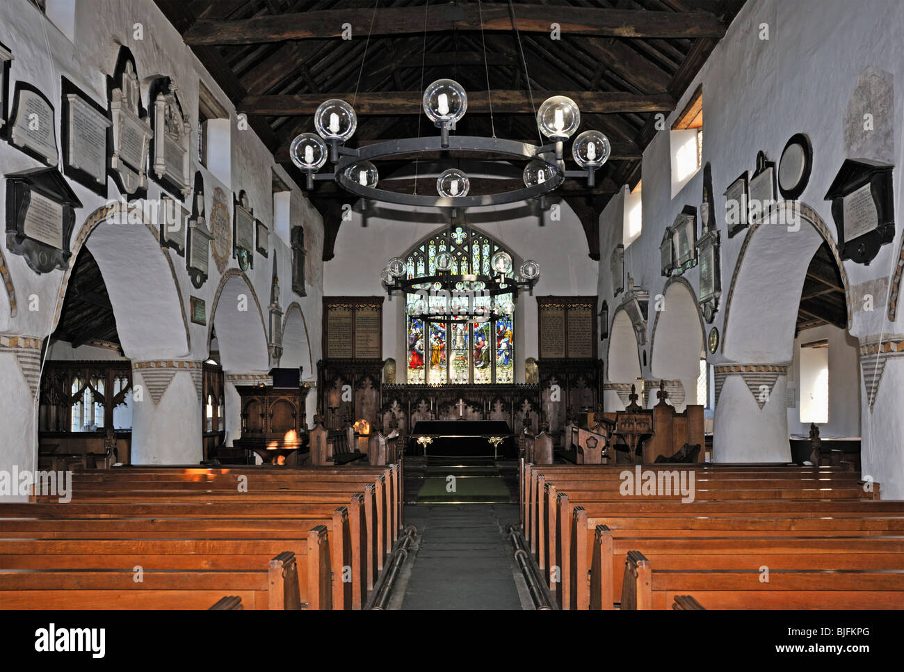 À l'Est de l'intérieur. L'église paroissiale de Saint Michel et de tous les anges. Hawkshead, Parc National de Lake District, Cumbria. Banque D'Images