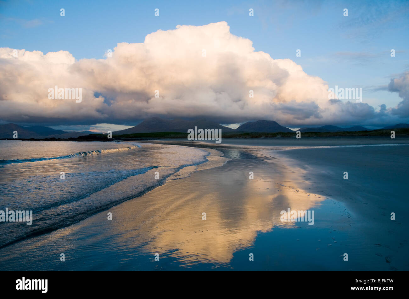 Les cumulus sur le Doughruagh Benchoona - collines, de Renvyle Beach, Connemara, comté de Galway, Irlande Banque D'Images