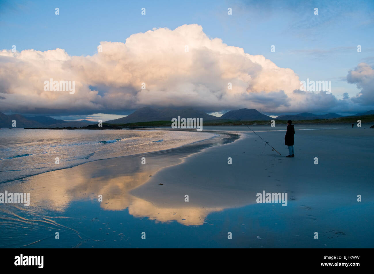 Les cumulus sur le Doughruagh Benchoona - collines, de Renvyle Beach, Connemara, comté de Galway, Irlande Banque D'Images