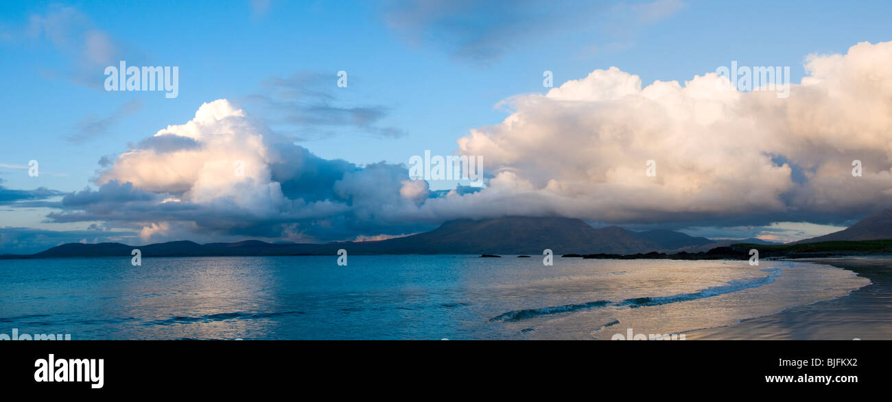 Les cumulus sur la montagne Mweelrea, plage de Renvyle, Connemara, comté de Galway, Irlande Banque D'Images