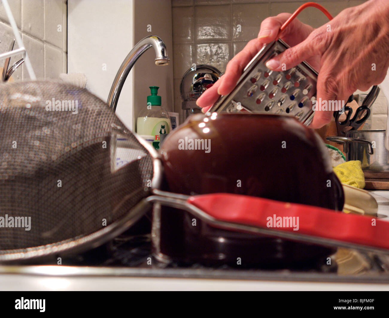 Nettoyage des mains de womans Ustensiles de cuisine Banque D'Images