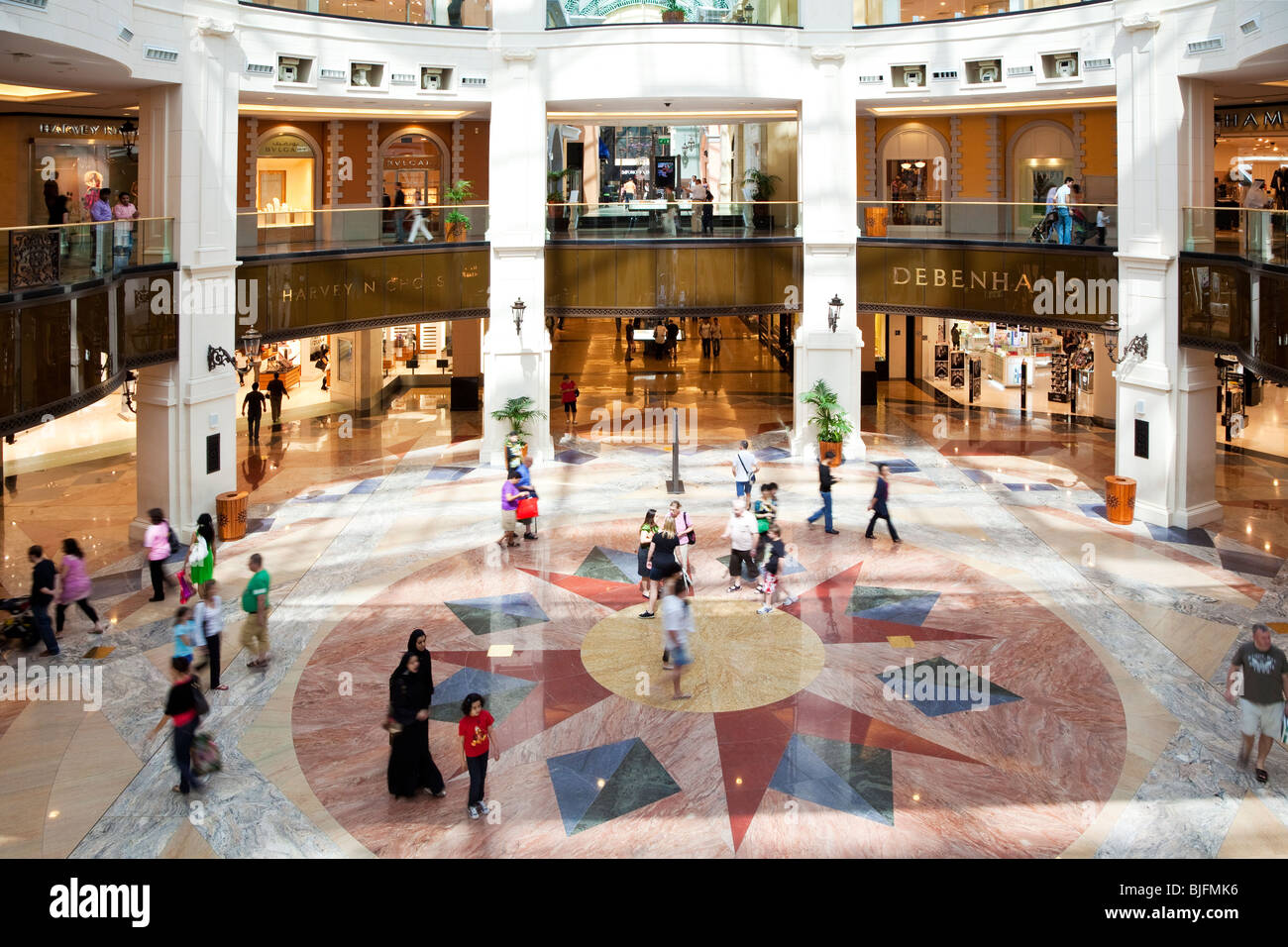 Intérieur de la Unis Mall, l'un des plus grands centres commerciaux au monde, à Dubaï, Émirats arabes unis, ÉMIRATS ARABES UNIS Banque D'Images