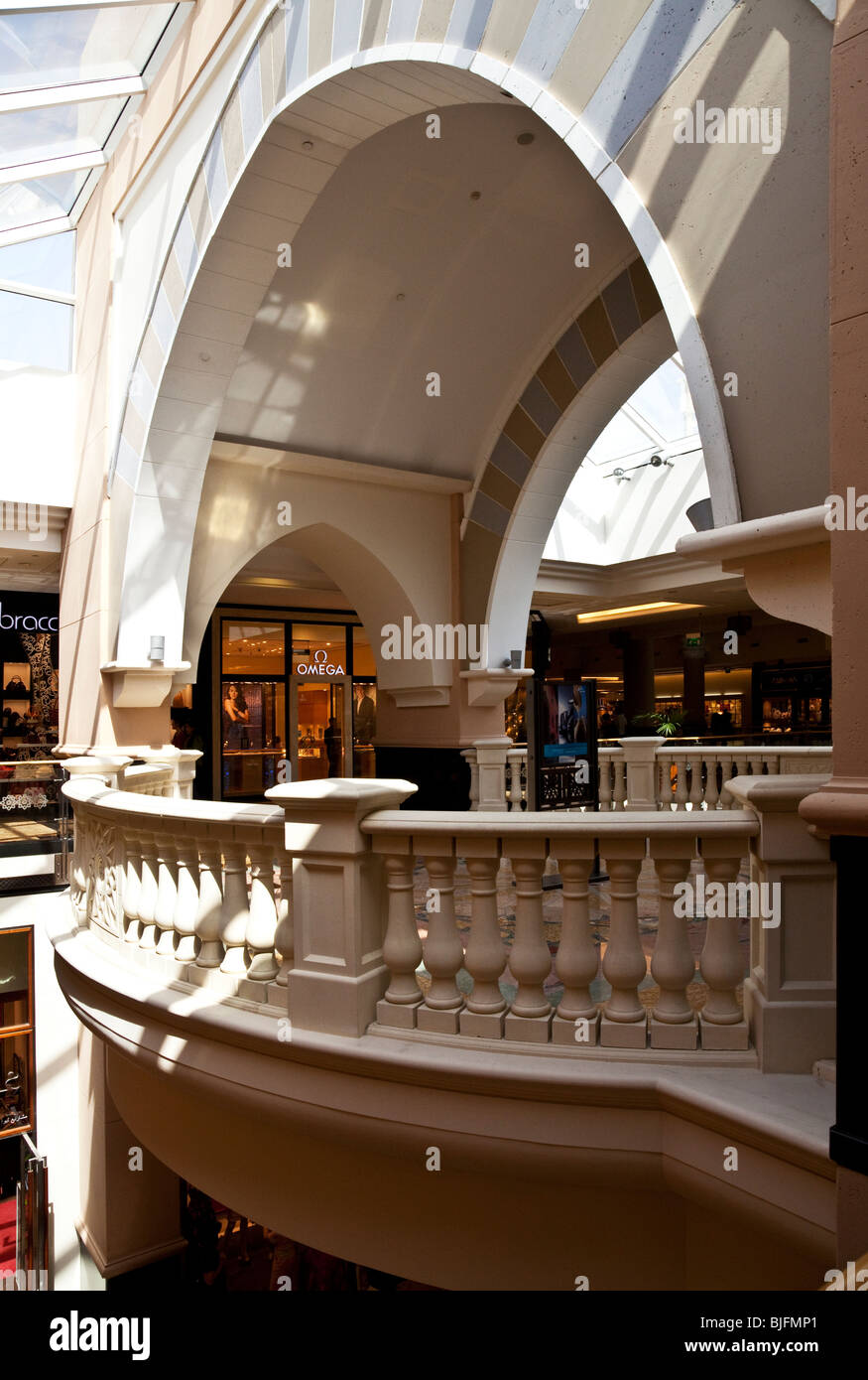 Intérieur de la Unis Mall, l'un des plus grands centres commerciaux au monde, à Dubaï, Émirats arabes unis, ÉMIRATS ARABES UNIS Banque D'Images
