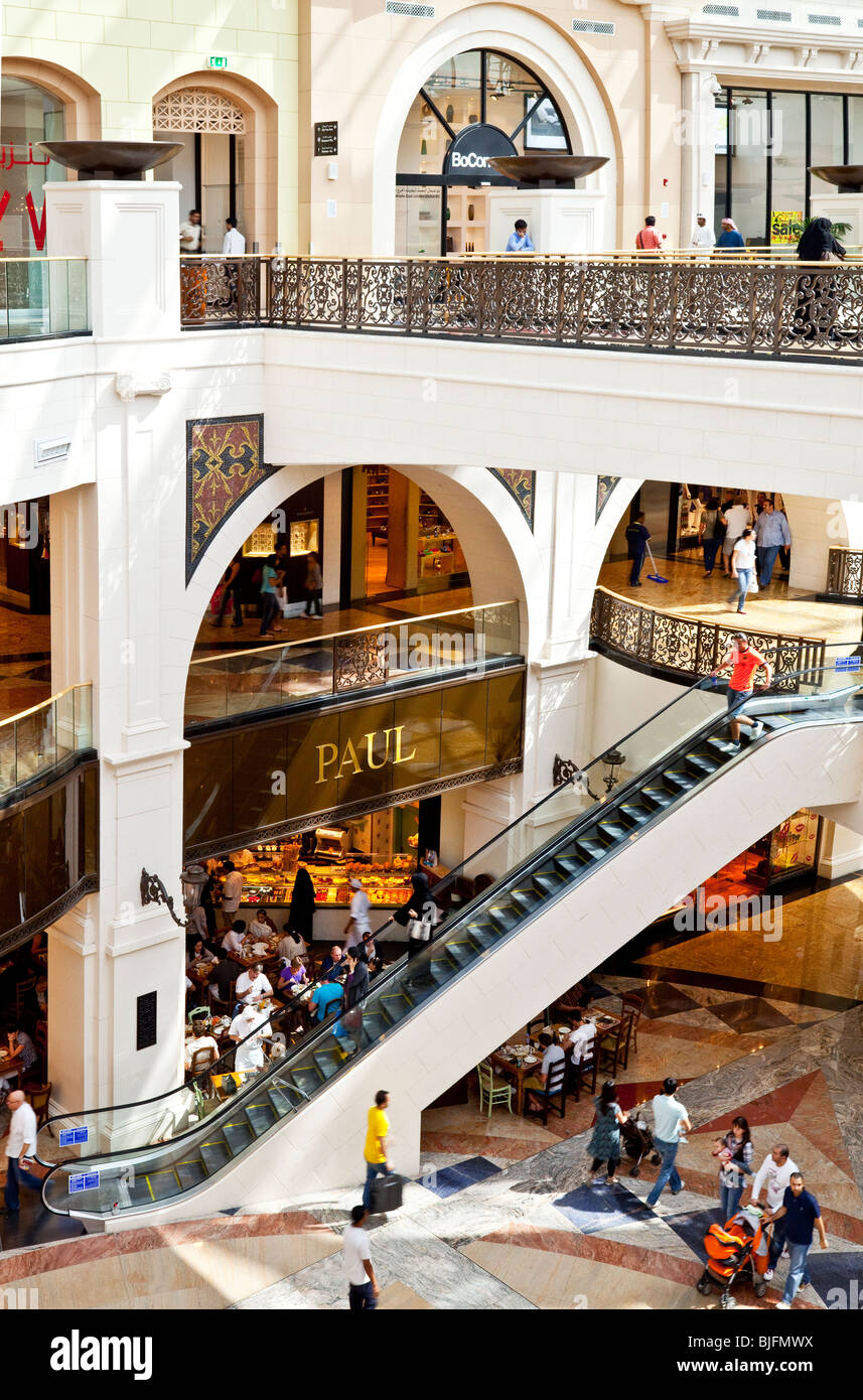 Intérieur de la Unis Mall, l'un des plus grands centres commerciaux au monde, à Dubaï, Émirats arabes unis, ÉMIRATS ARABES UNIS Banque D'Images