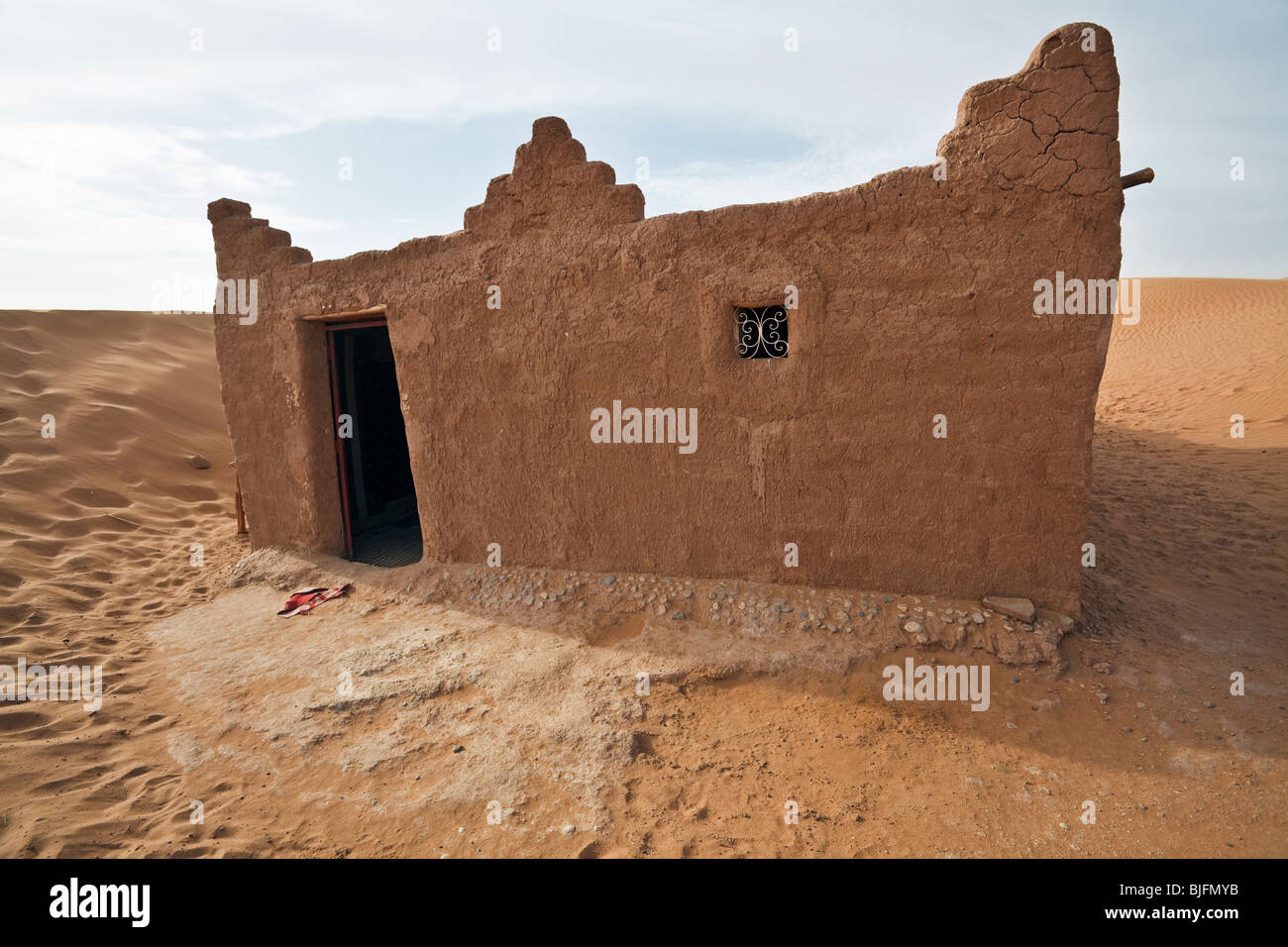 Chambre en désert du Sahara au Maroc. Plan horizontal. Banque D'Images