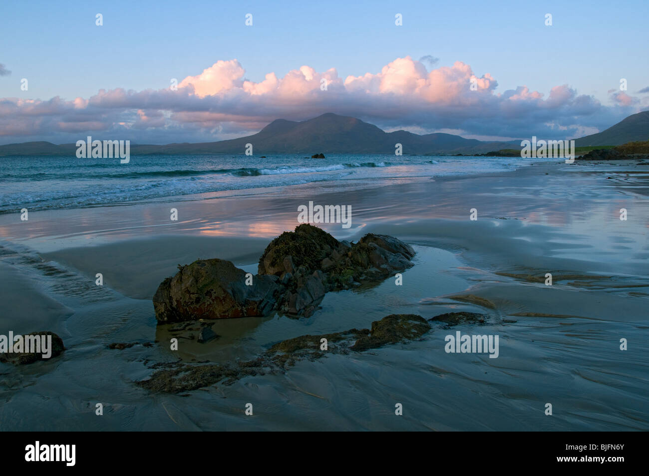Mweelrea au coucher du soleil, la montagne de Renvyle Beach, Connemara, comté de Galway, Irlande Banque D'Images