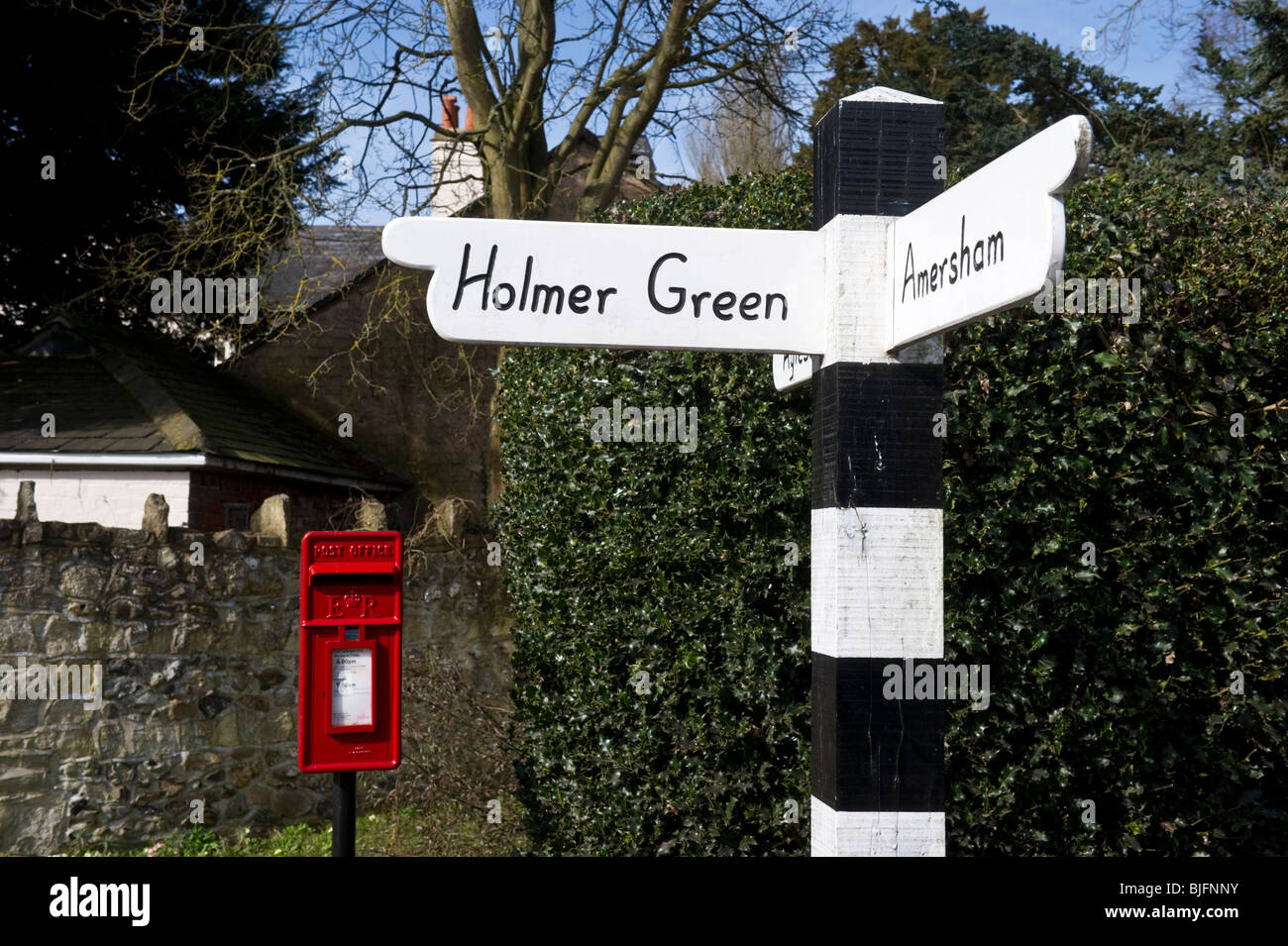 Village traditionnel et d'orientation lettre rouge fort dans Little Missenden Bucks UK. Banque D'Images