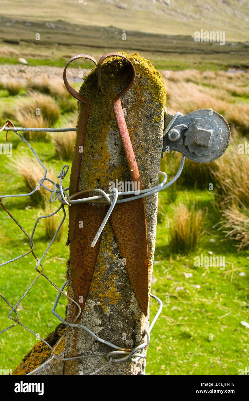 La tonte des moutons vieux shears calés sur un piquet, Glen Inagh, dans la gamme Twelve Bens, Connemara, comté de Galway, Irlande Banque D'Images