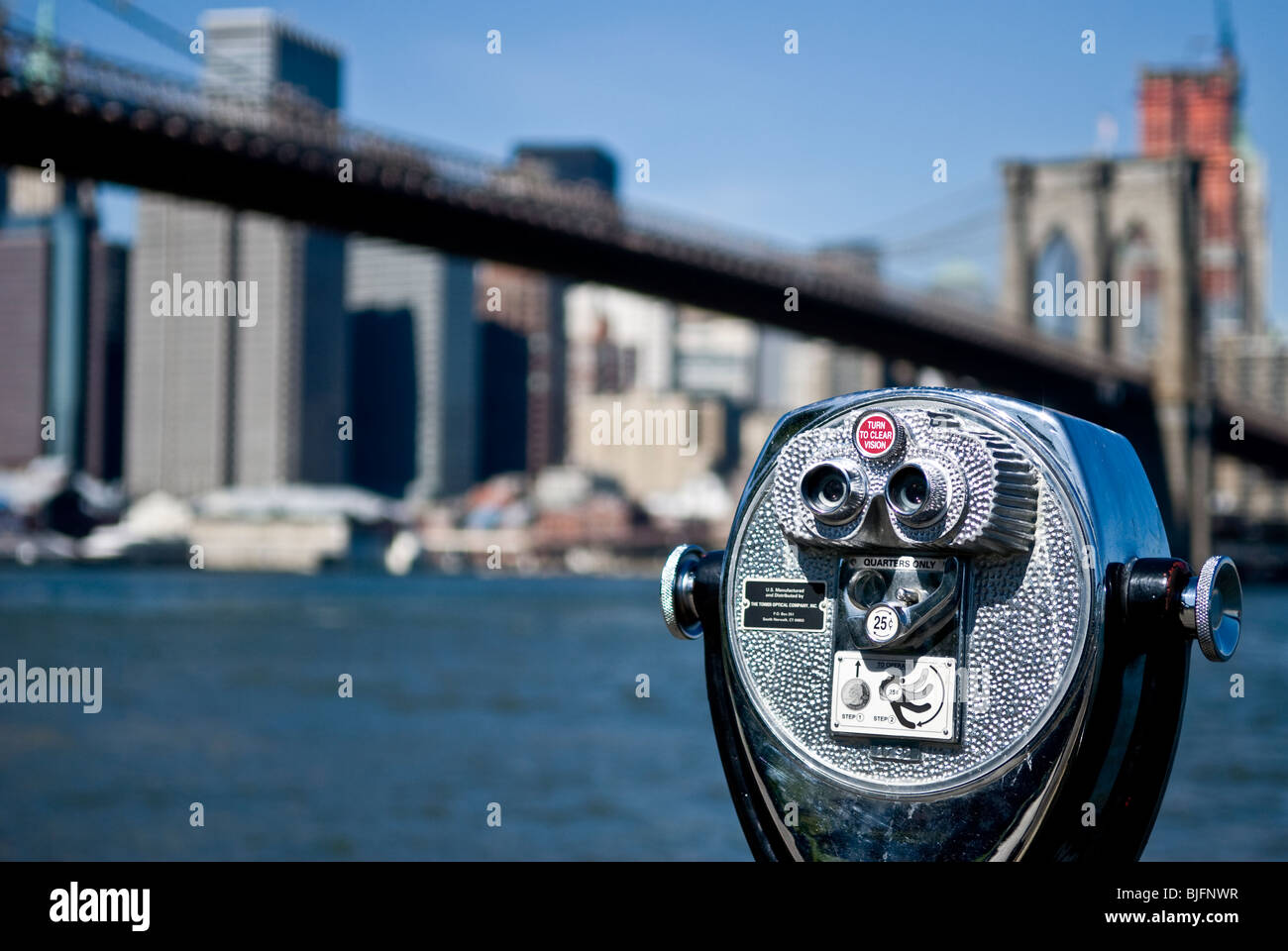 Jumelles à Pont de Brooklyn New York avec des ponts et skyline fond flou - Septembre 2009 Banque D'Images