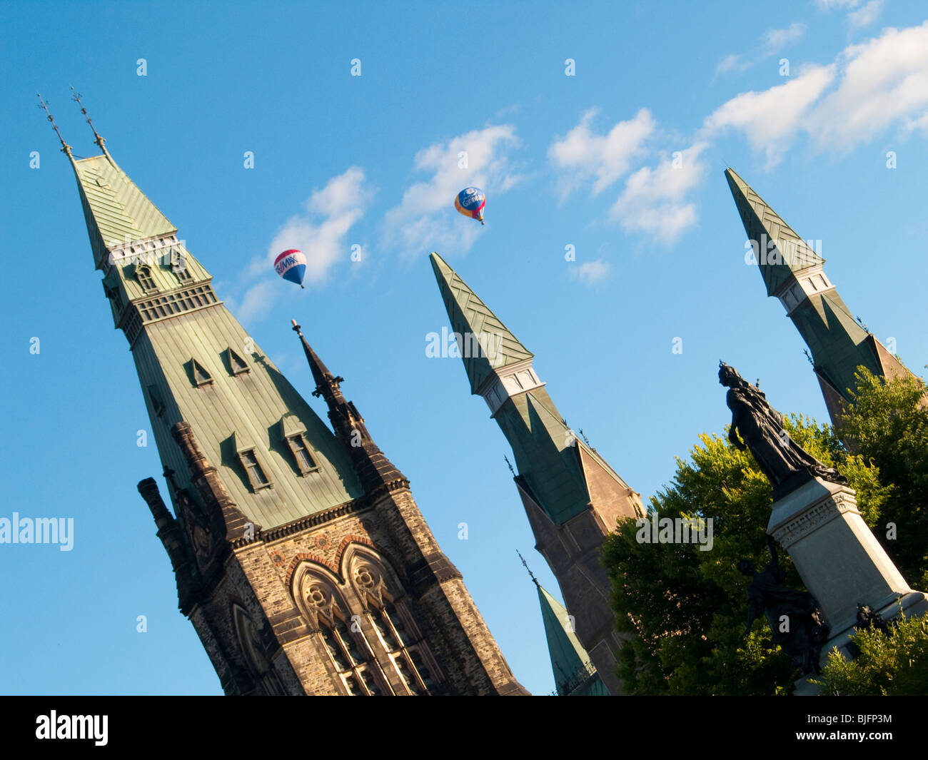 Montgolfières voler au-dessus de la colline du Parlement à Ottawa (Ontario) Canada Banque D'Images