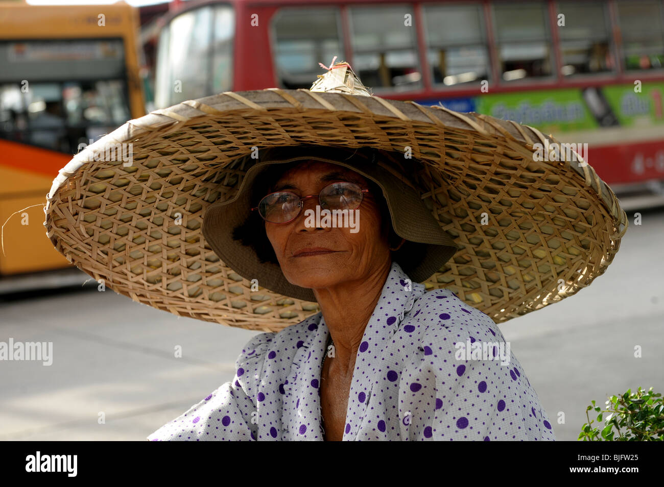 Vieille Dame posant portant un chapeau traditionnel thaïlandais,Scène de  rue de bangkok , Bangkok, Thaïlande Photo Stock - Alamy