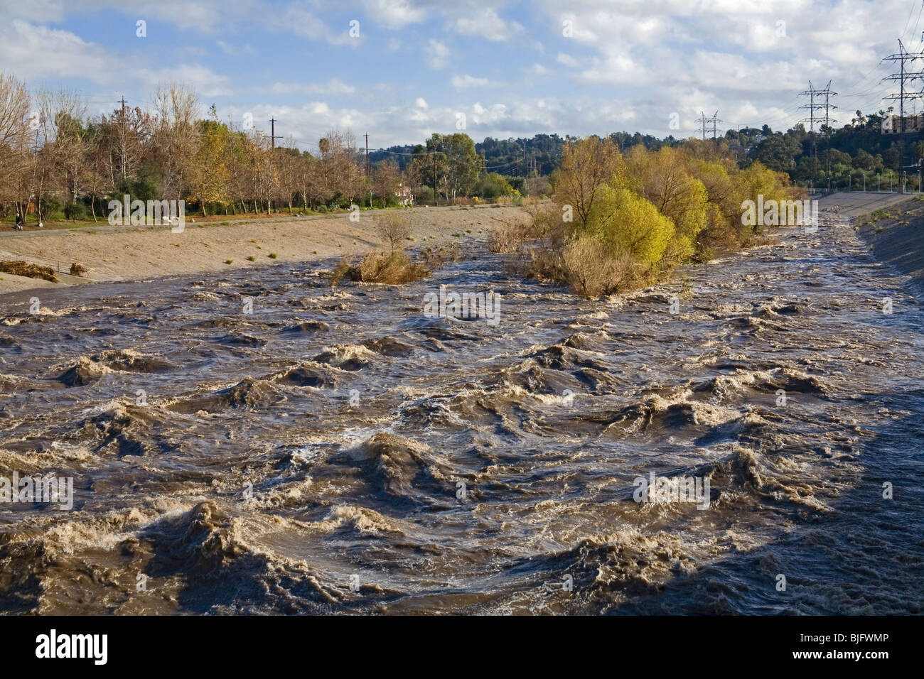 Augmentation des courants et des eaux augmentera énormément au cours de la Los Angeles River pendant la pluie. Glendale Narrows. Los Angeles Banque D'Images