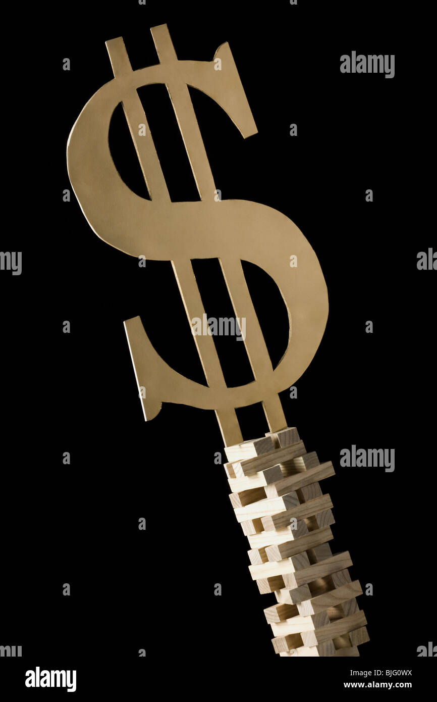 Symbole du dollar perché sur une tour de blocs Banque D'Images