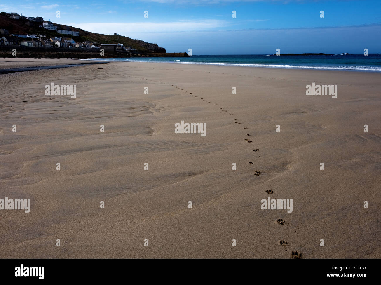 Empreintes sur le sable à la plage de Sennen à Cornwall. Banque D'Images